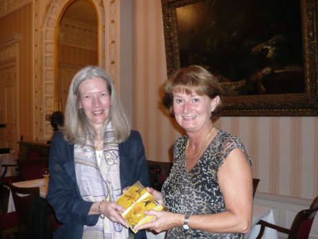 Präsidentin Dr. Caroline Willeke überreicht als kleines Dankeschön Zonta Rosenkarten